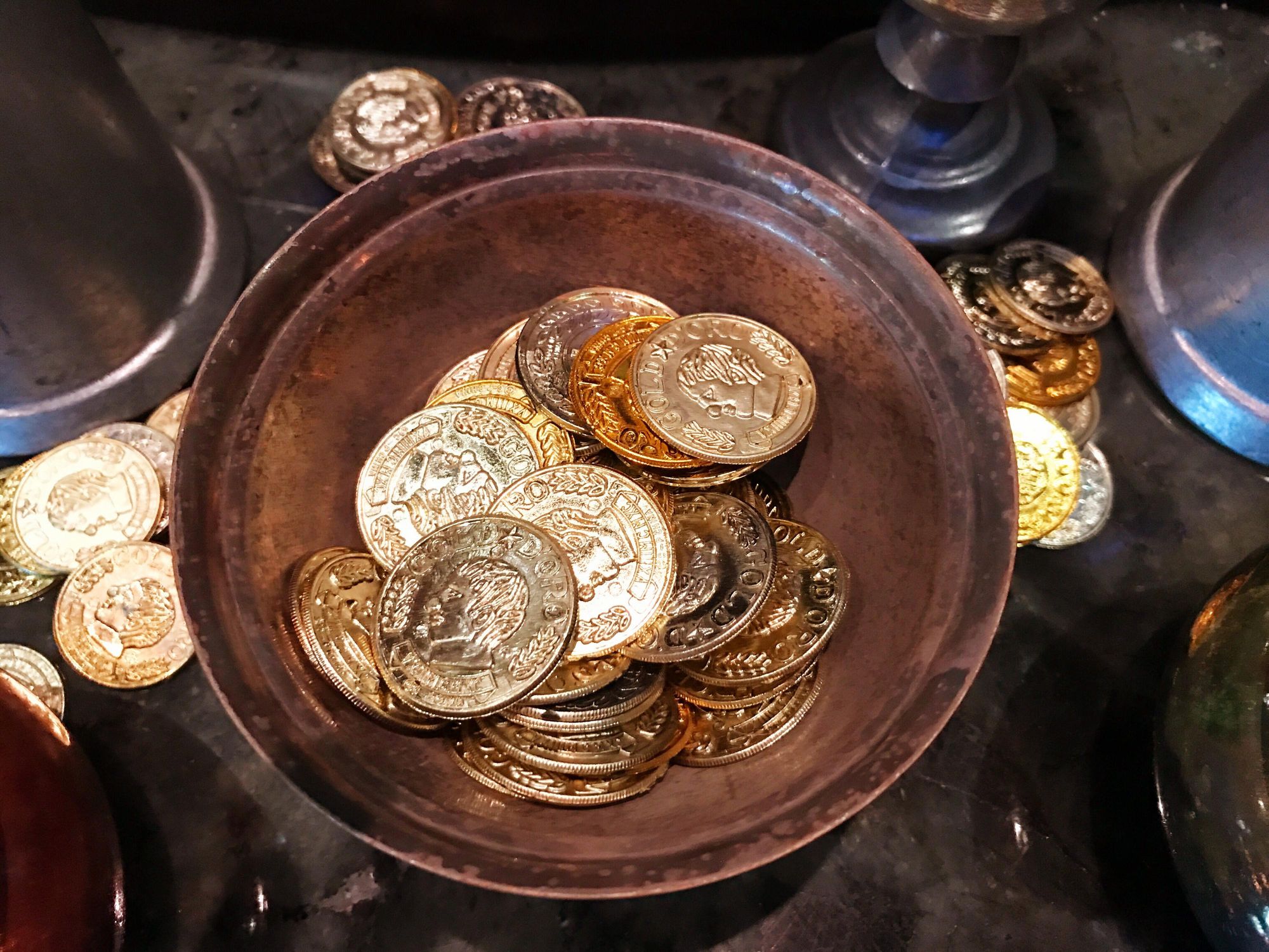Kupfermünzen in einem Kupferkessel