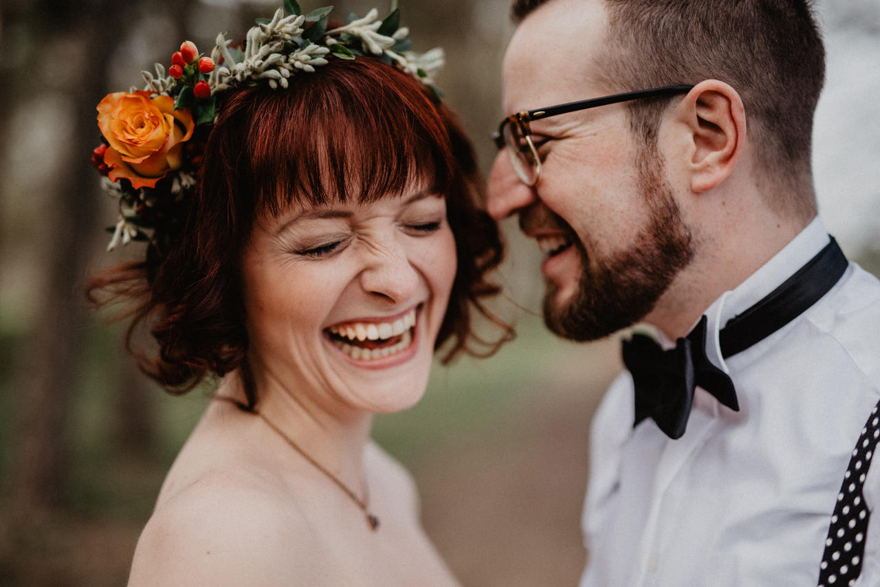 Brautpaar lacht und ist glücklich Natur