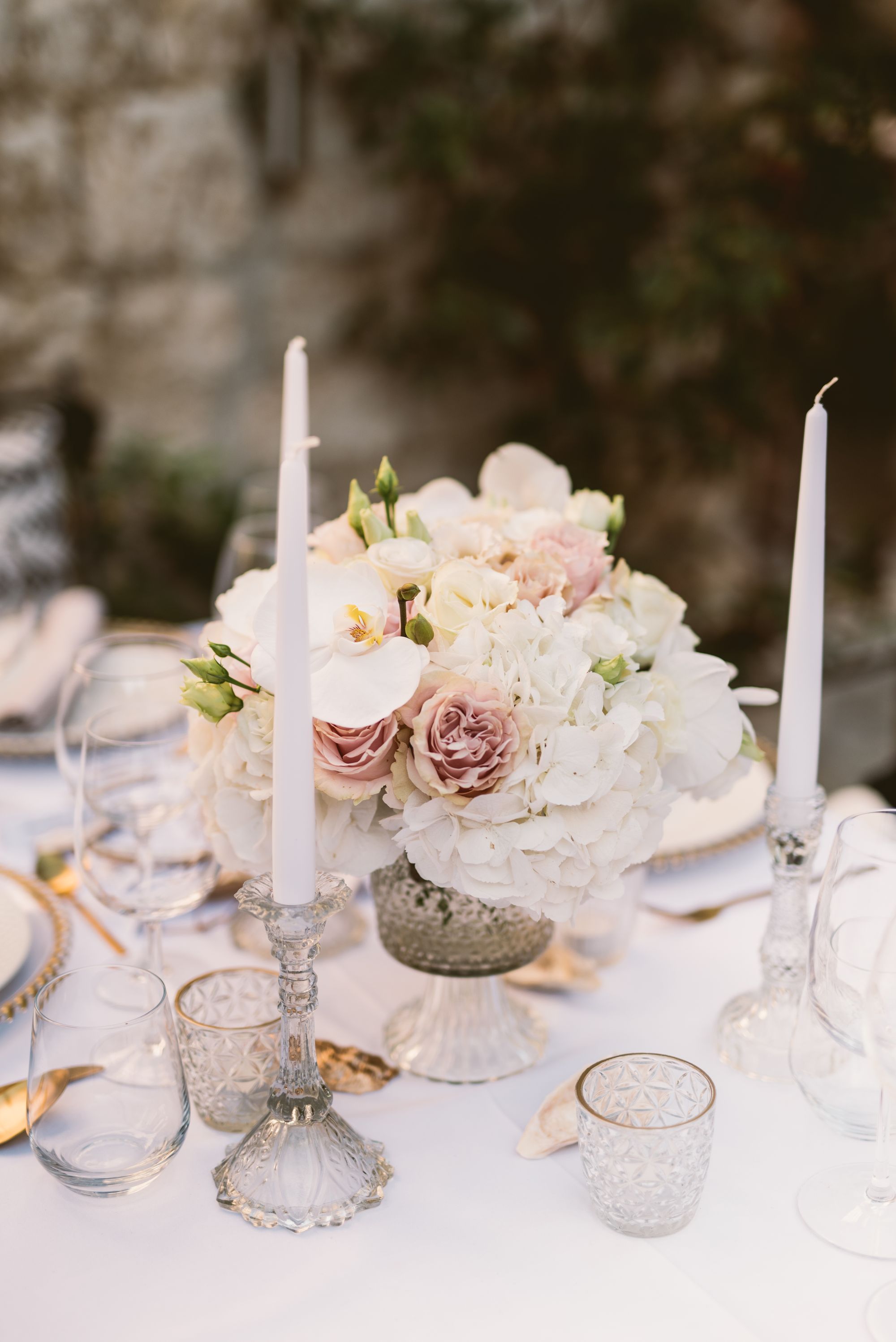 Hochzeitstisch mit Kerzen und Blumen