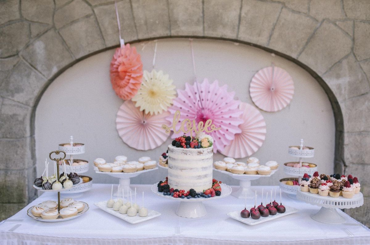 Ein Desserttisch mit Cupcakes und Gebäck.