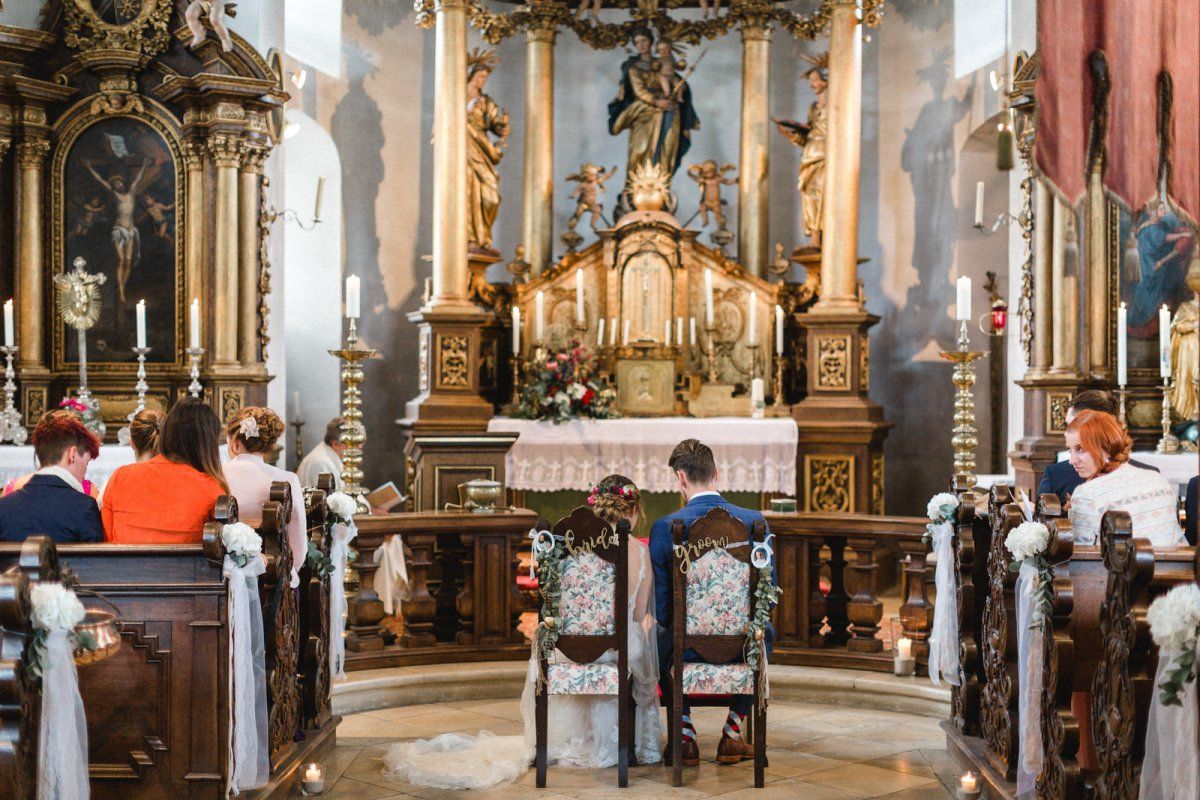Brautpaar sitzend vor dem Altar in der Kirche