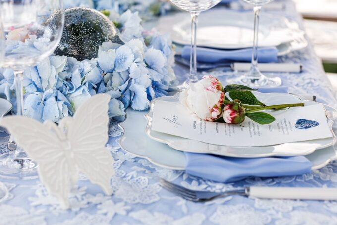 Eine blau-weiße Tischdecke.