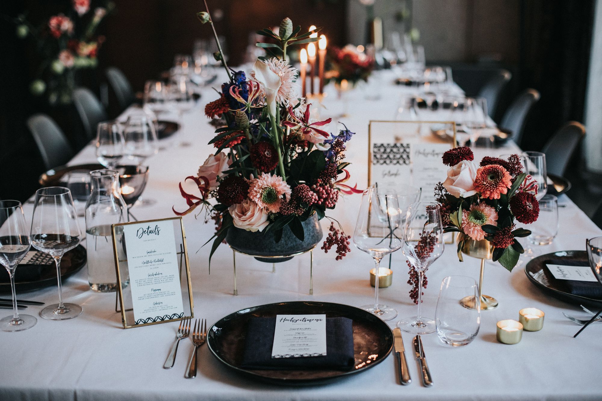 Hochzeitstisch gedeckt mit Gläsern und Blumendeko
