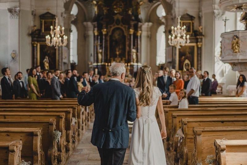 Vater läuft Braut zum Altar