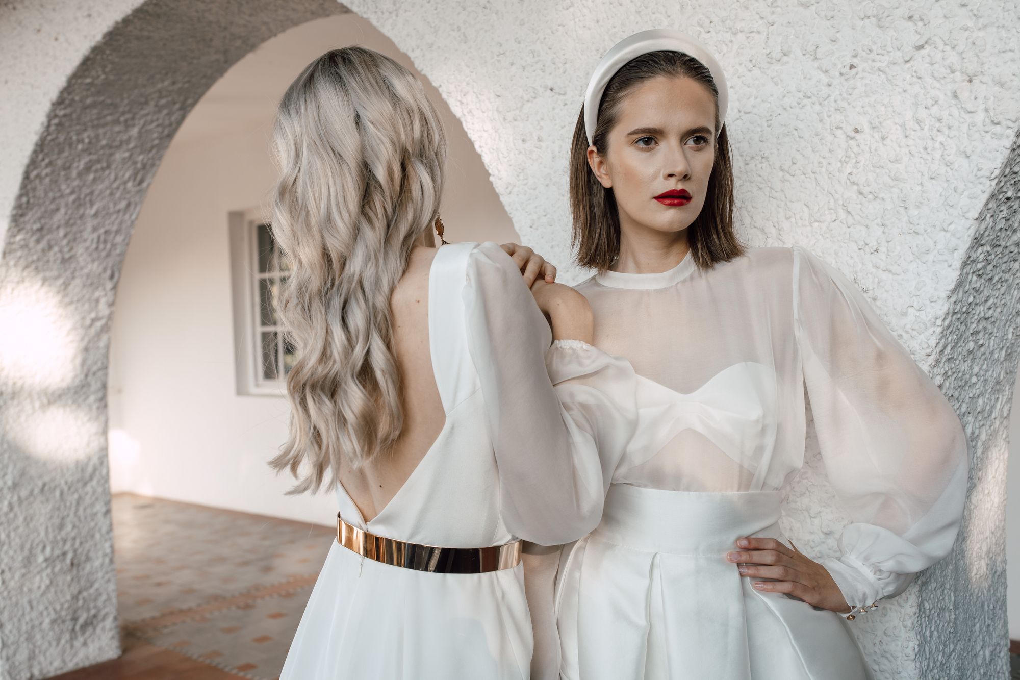 Puristische und elegante Looks für die moderne Braut:
Bridal Fashion von Mara DeBlanc