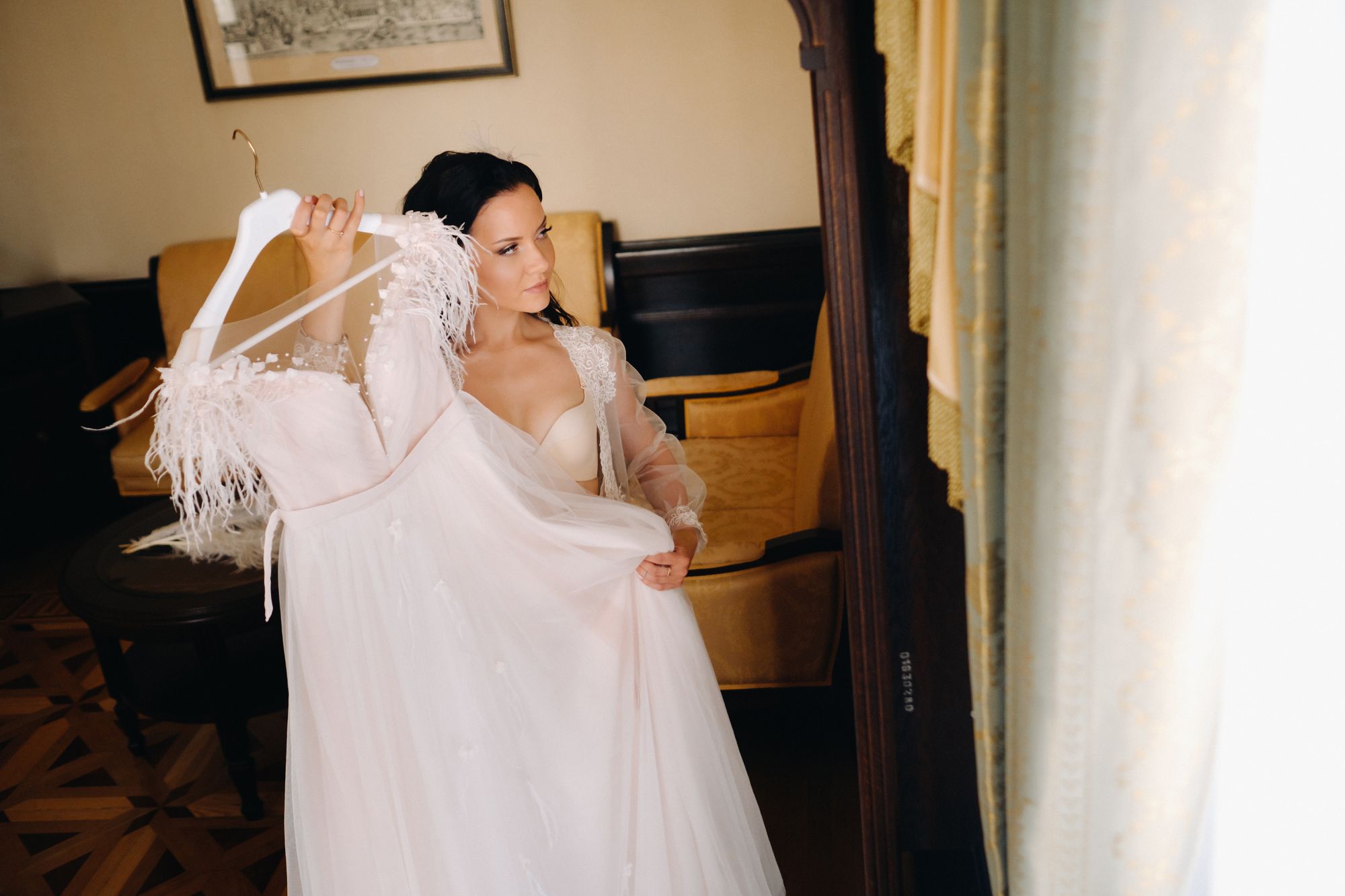 Braut mit Kleid vor dem Spiegel