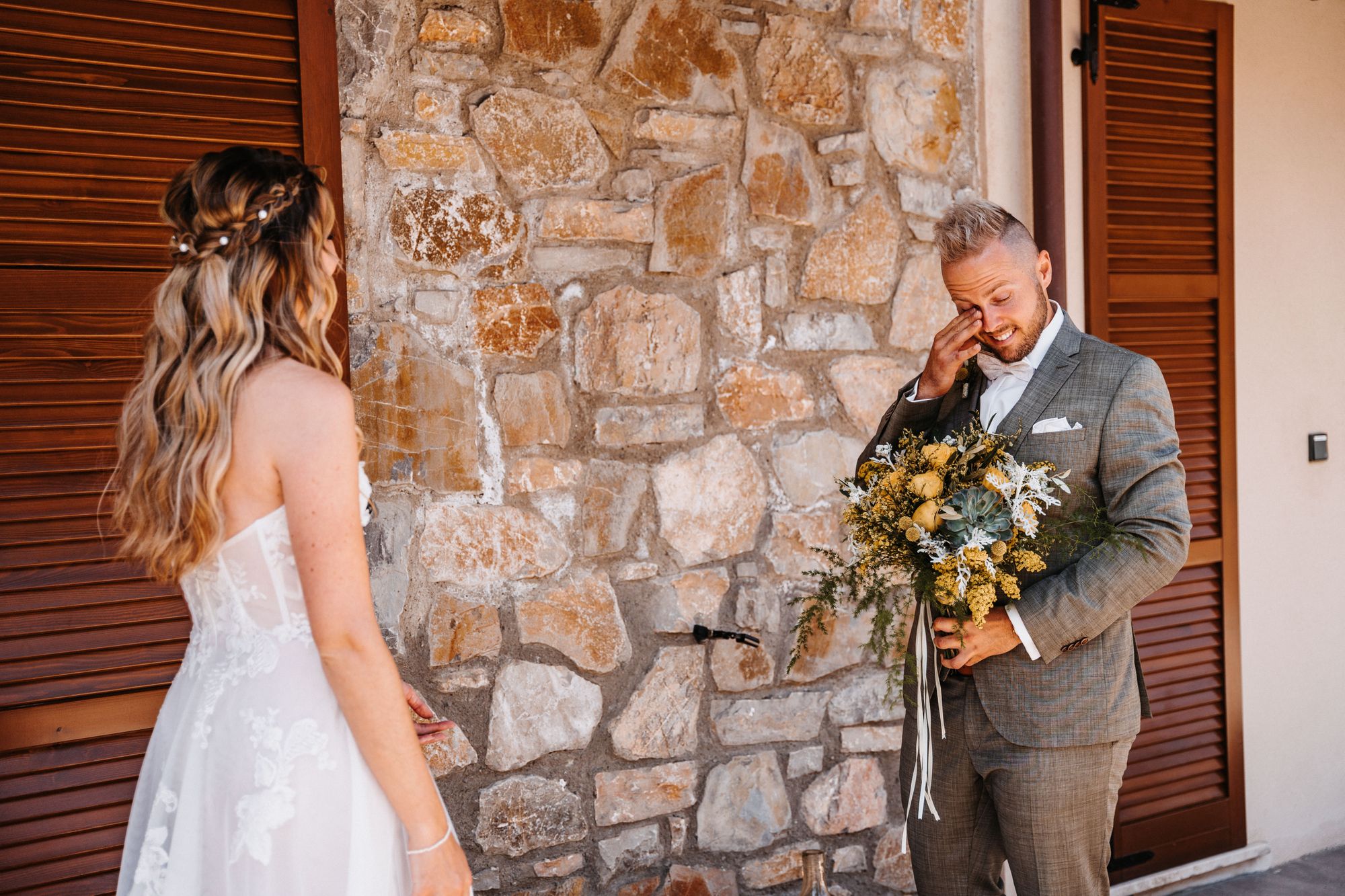 Das Brautpaar sieht sich das erste Mal am Tag der Hochzeit.