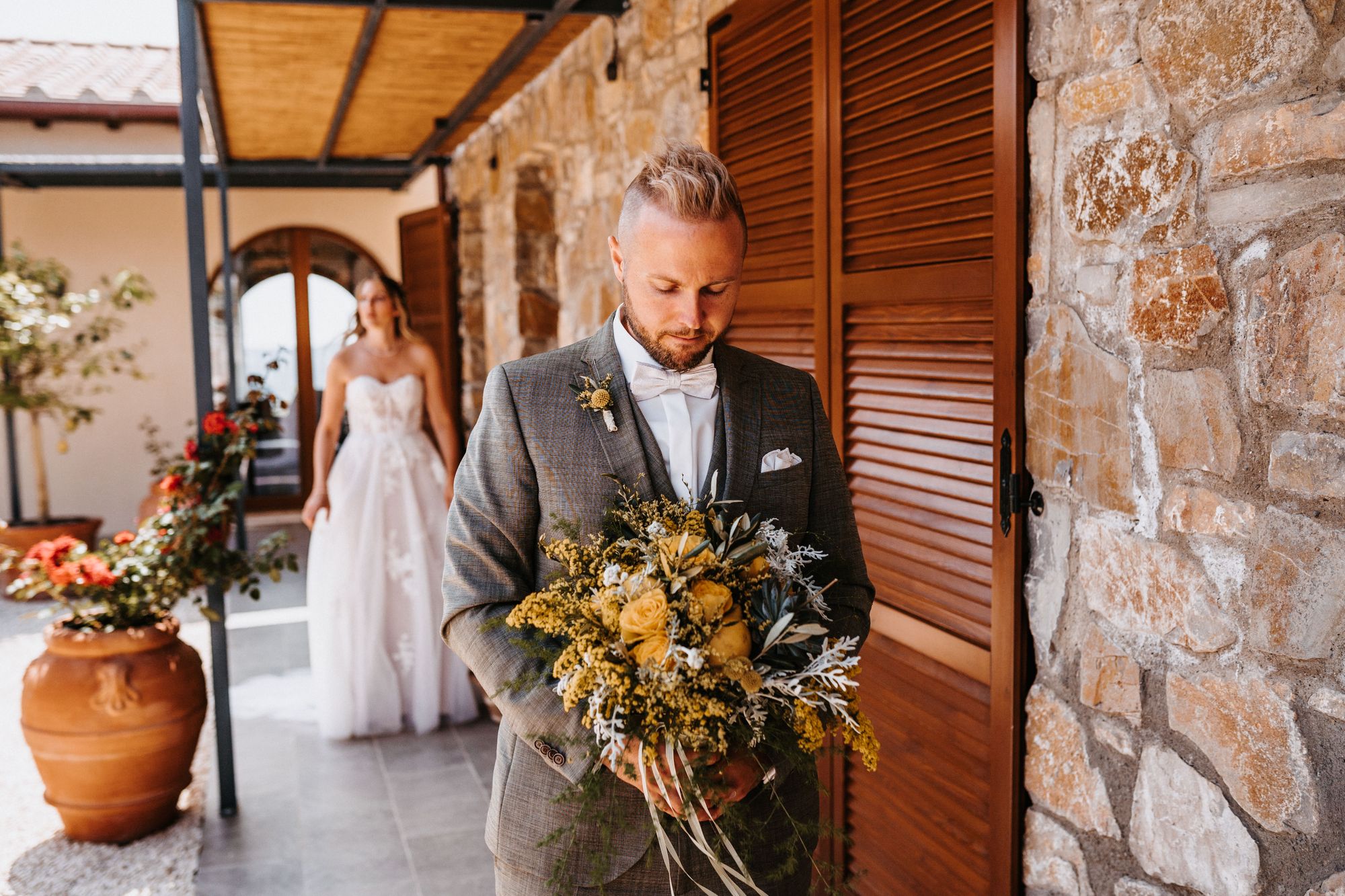 Das Brautpaar steht kurz vor dem Moment des ersten „Sehens“ am Tag der Hochzeit. 