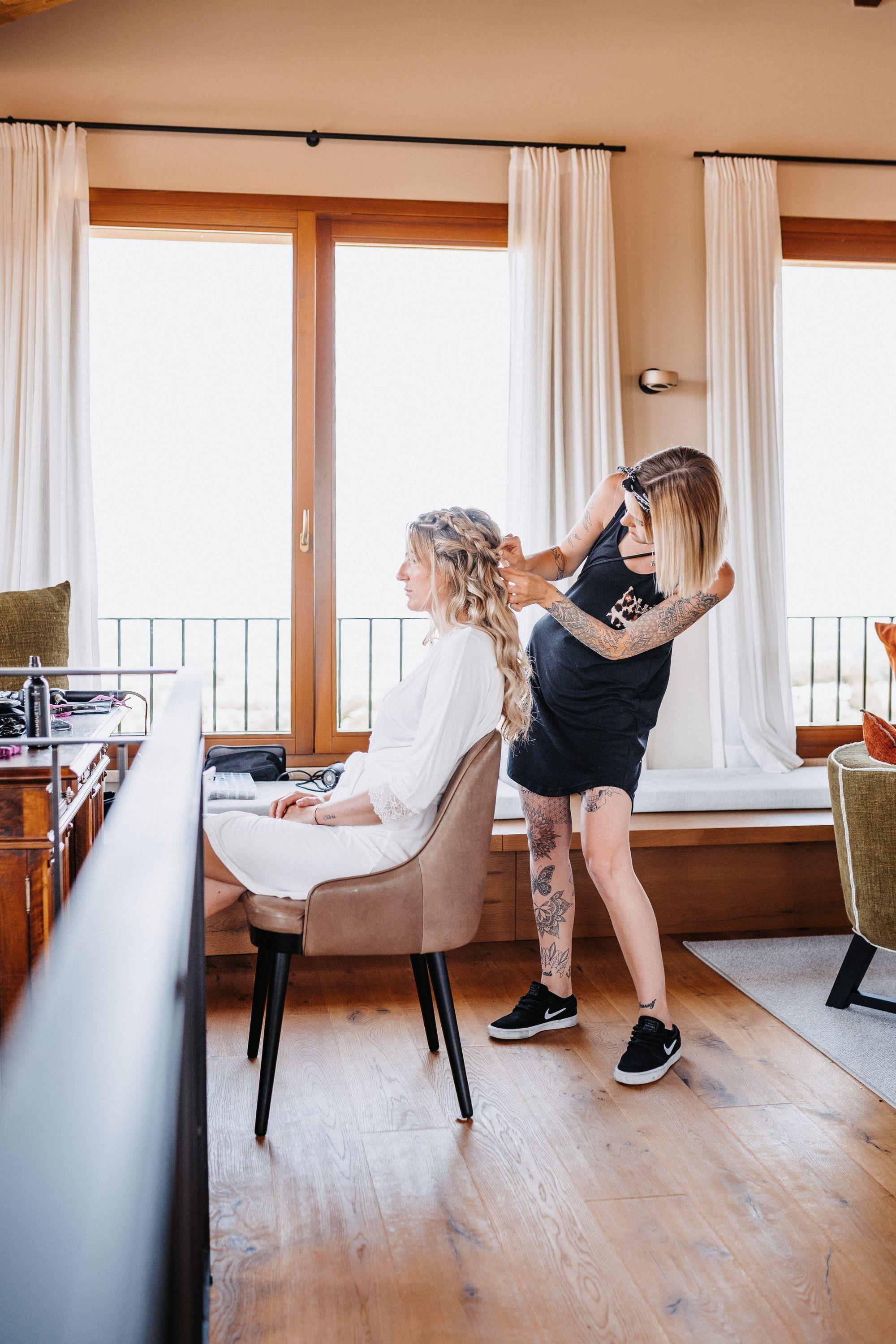 Eine Frau lässt sich in einem Hotelzimmer die Haare machen.