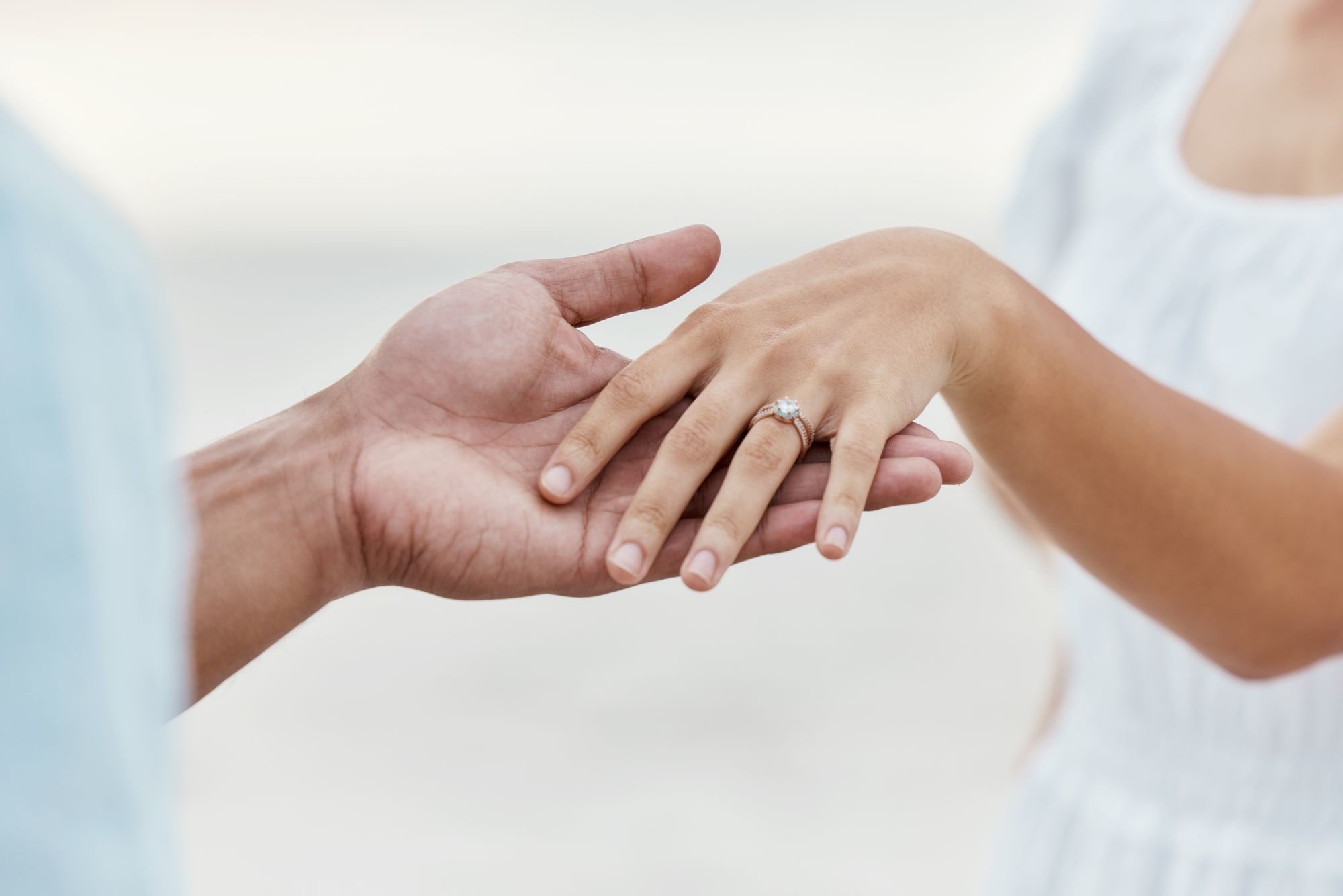 Der Verlobungsring wird traditionell links getragen. Der Ehering hingegen wird an der rechten Hand getragen.