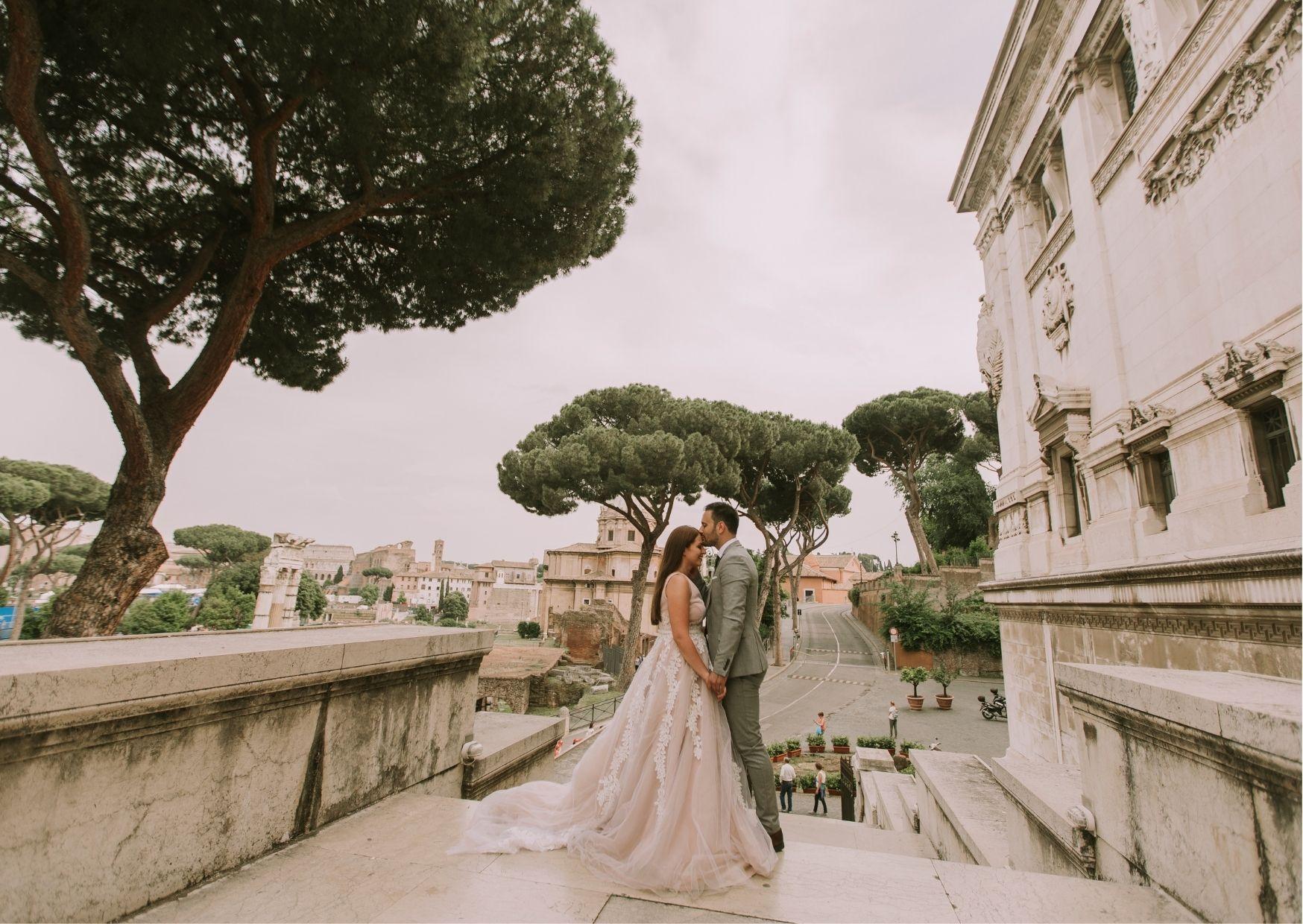 Eine Braut und ein Bräutigam stehen auf den Stufen eines Gebäudes in Rom.
