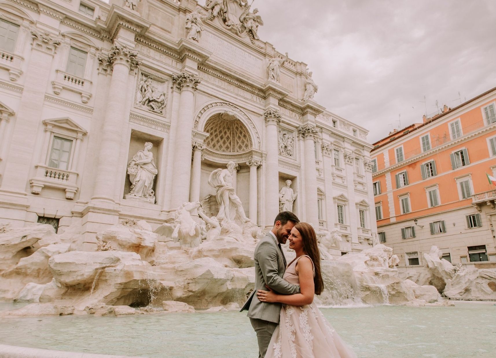 Glückliches Brautpaar vor dem Fontana di Trevi