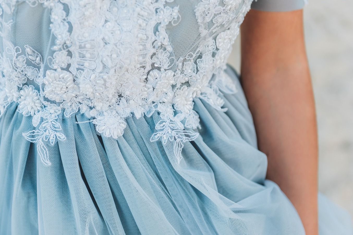 Was bedeutet ein blaues Kleid auf einer Hochzeit?