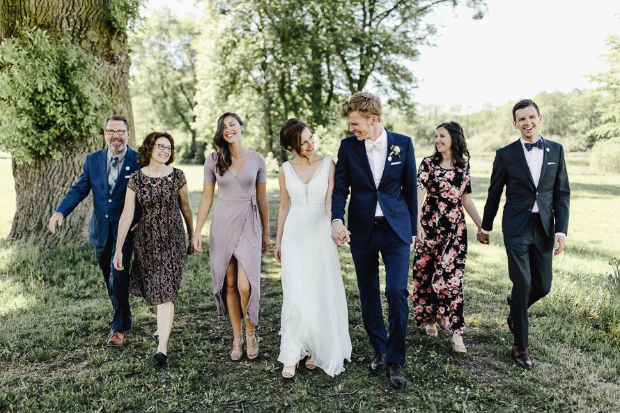 Familie und Freunde des Paars freuen sich mit ihnen am Hochzeitstag