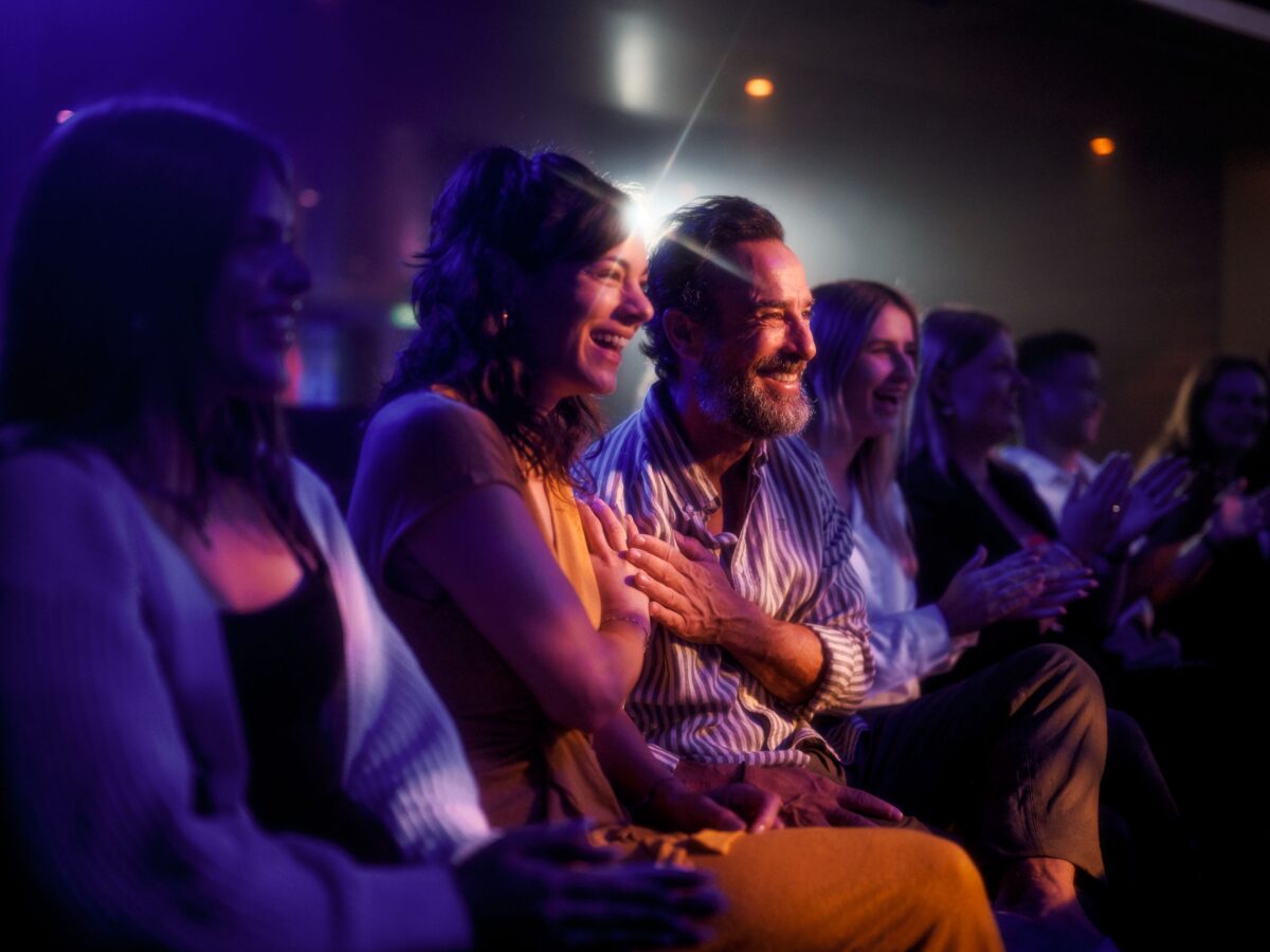 Paar erlebt romantische Momente an Bord eines AIDA Kreuzfahrtschiffs.