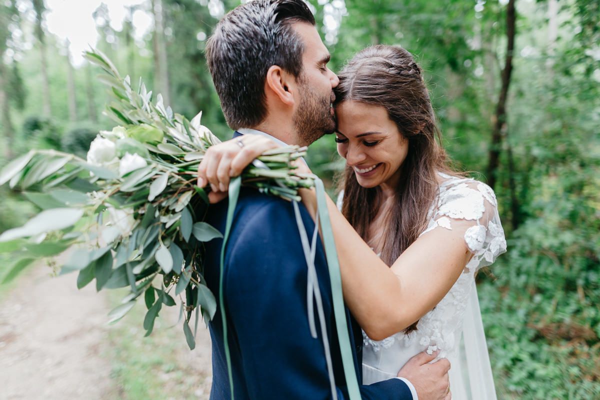Hochzeit zu zweit: Brautpaar umarmt sich