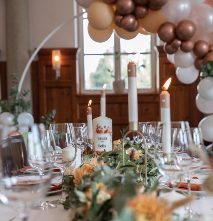 Ein mit Luftballons und Kerzen gedeckter Tisch.