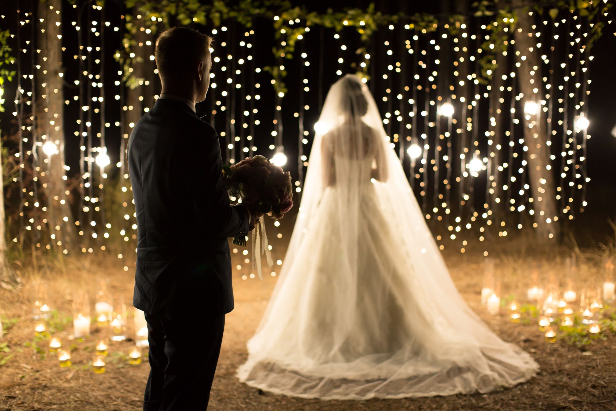 Brautpaar umgeben von Kerzen