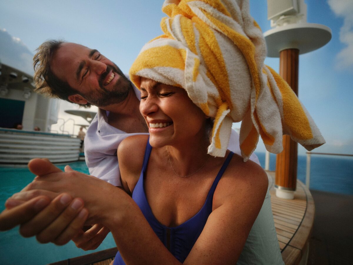 Paar genießt Wellness und Spa-Bereich an Bord eines AIDA Schiffes.