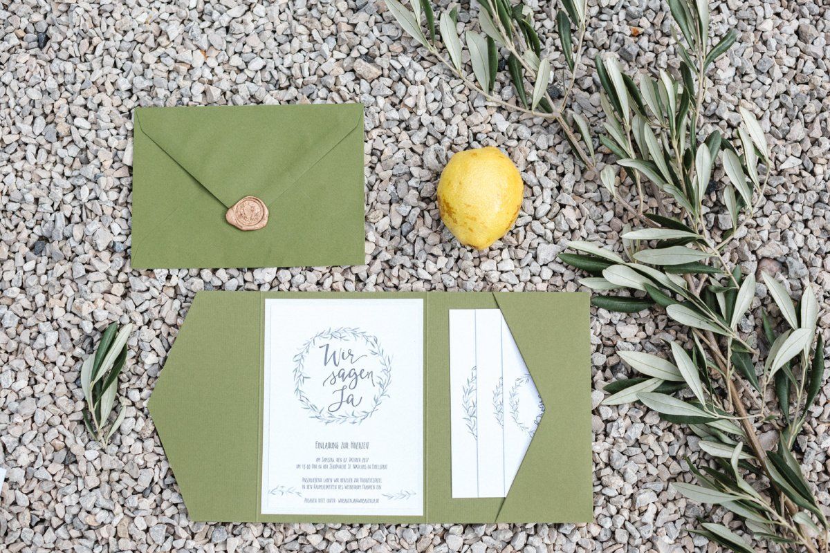 Einladungskarte als Pocketfold mit grünem Umschlag und Wachssiegel