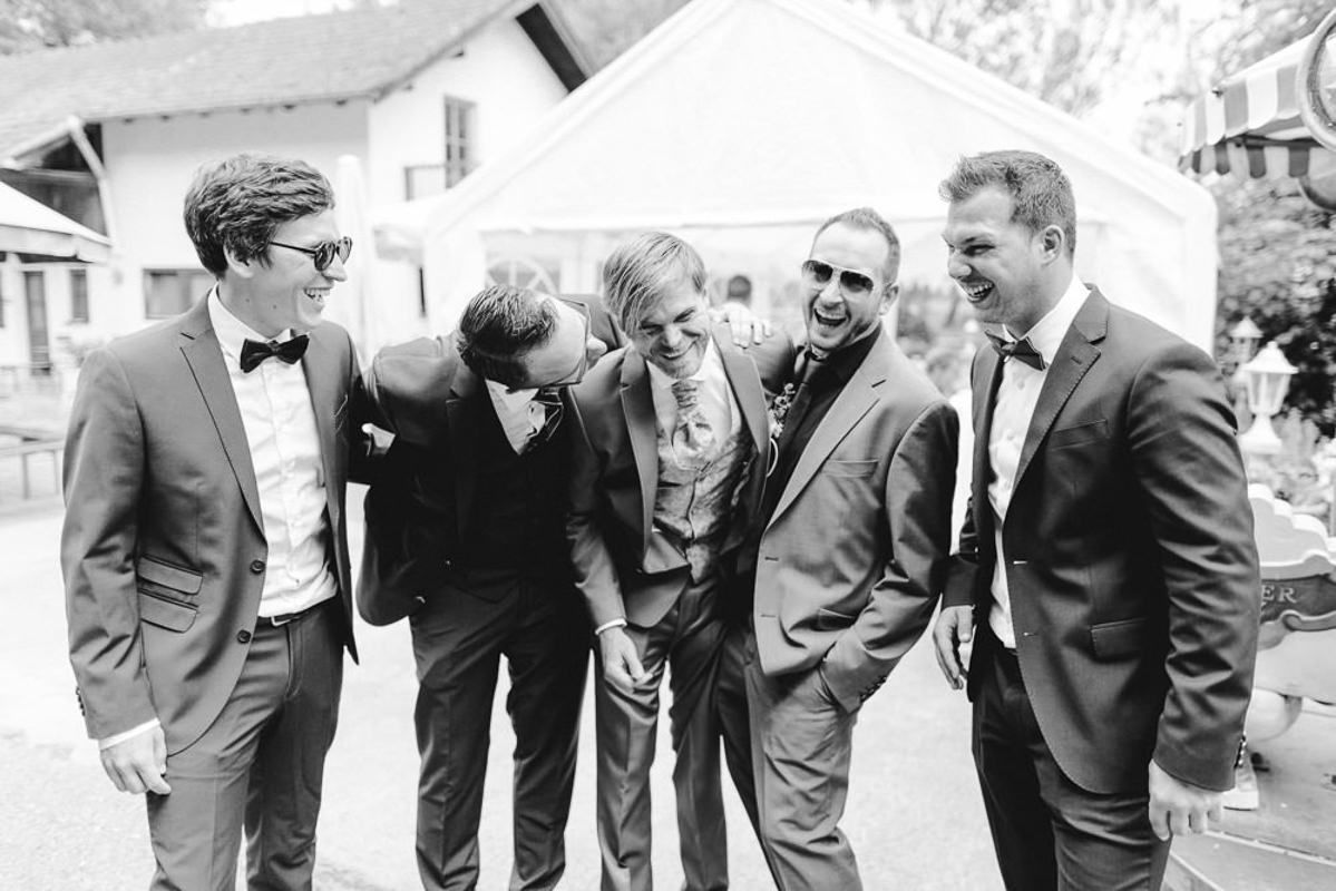5 lachende Hochzeitsgäste
