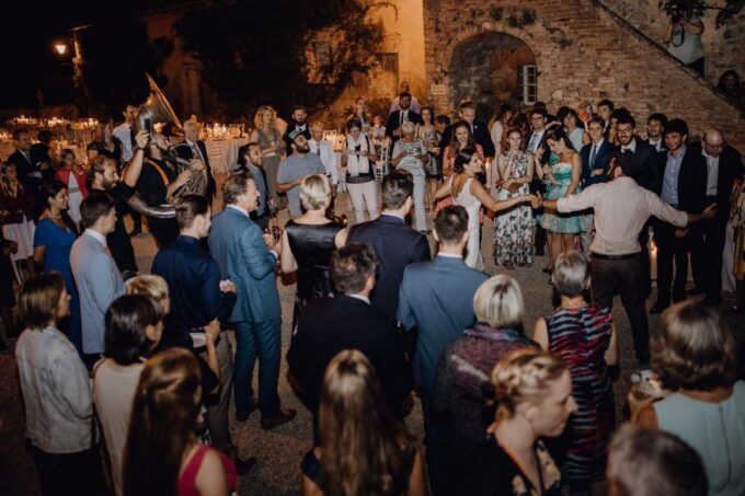 Eine Gruppe von Menschen bei einer Hochzeit in der Toskana.