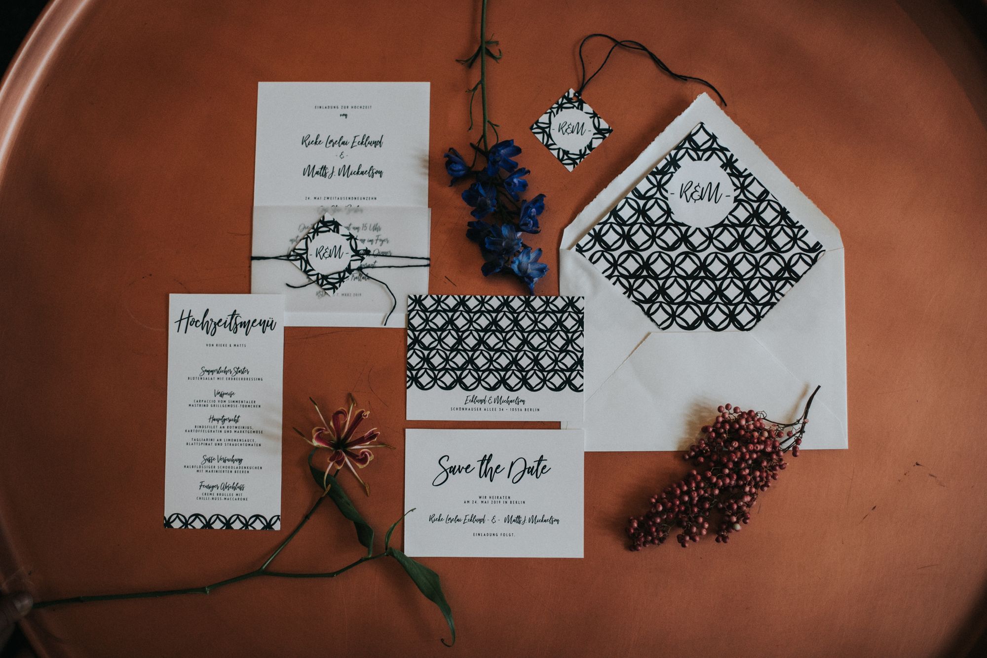 Hochzeitspapeterie und Blumen auf einem Tisch