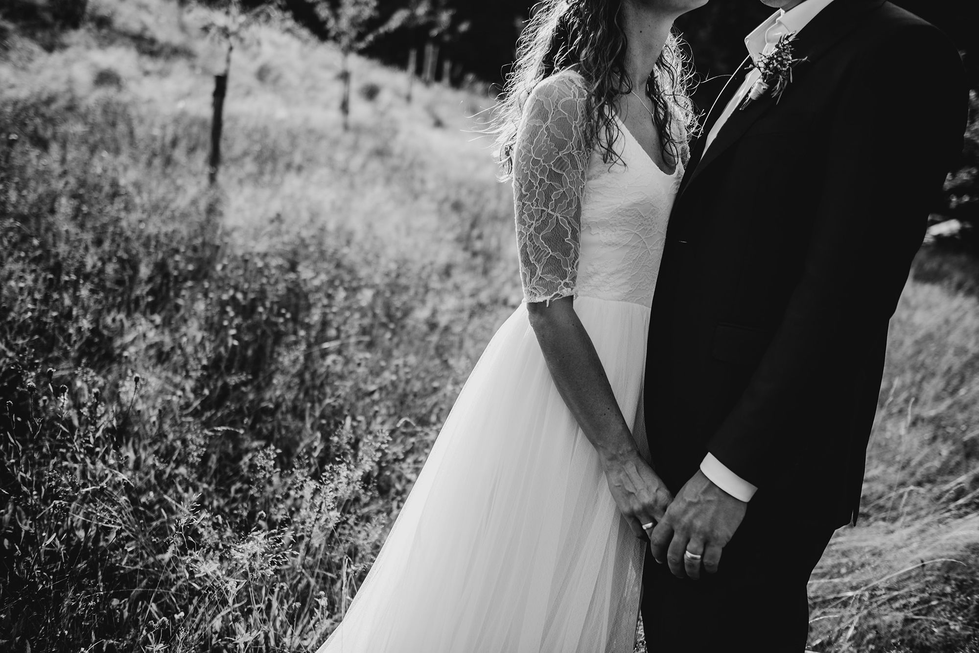 Schwarz-weiß-Aufnahme eines Brautpaares.