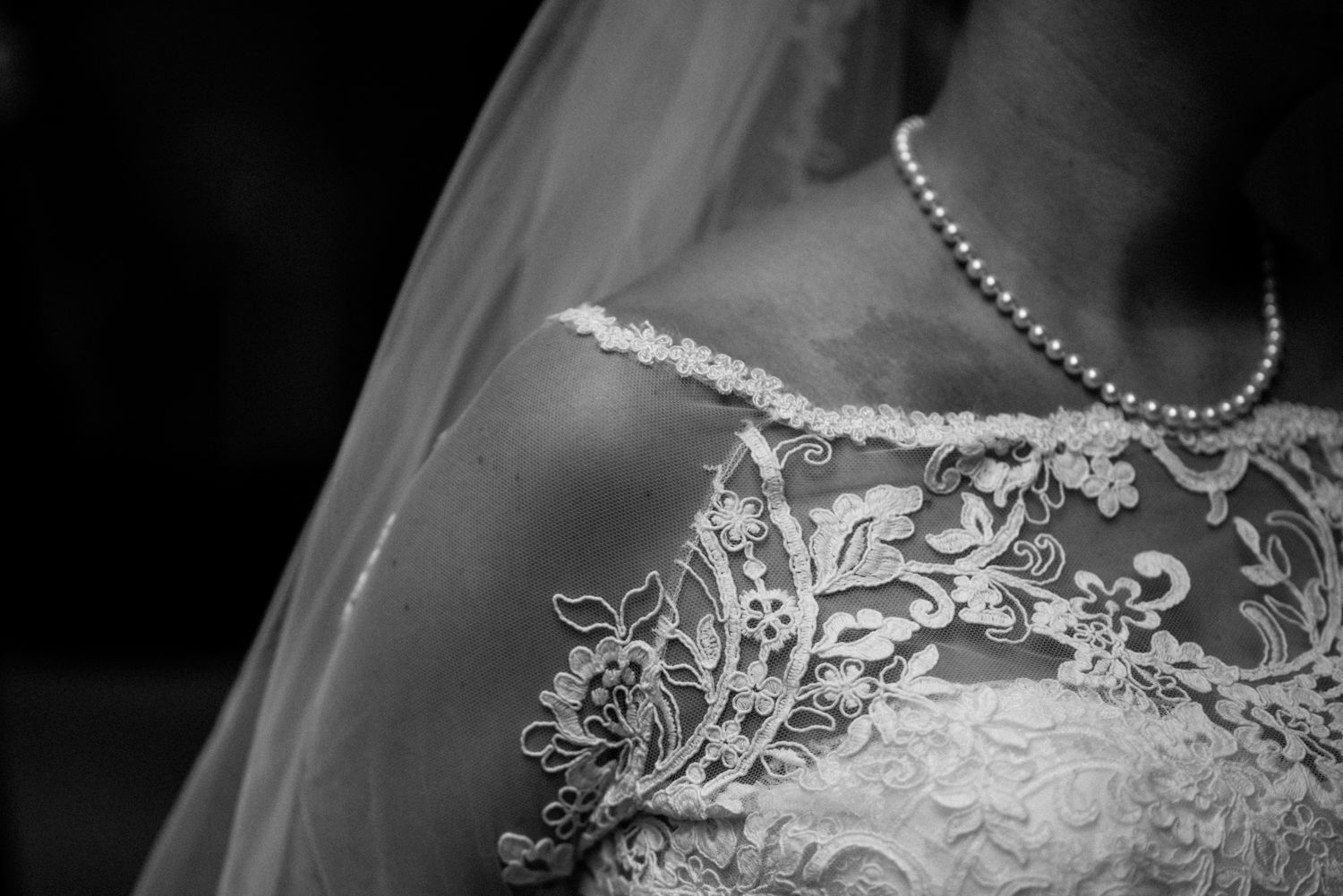 Schwarz-weiß-Aufnahme einer Braut.