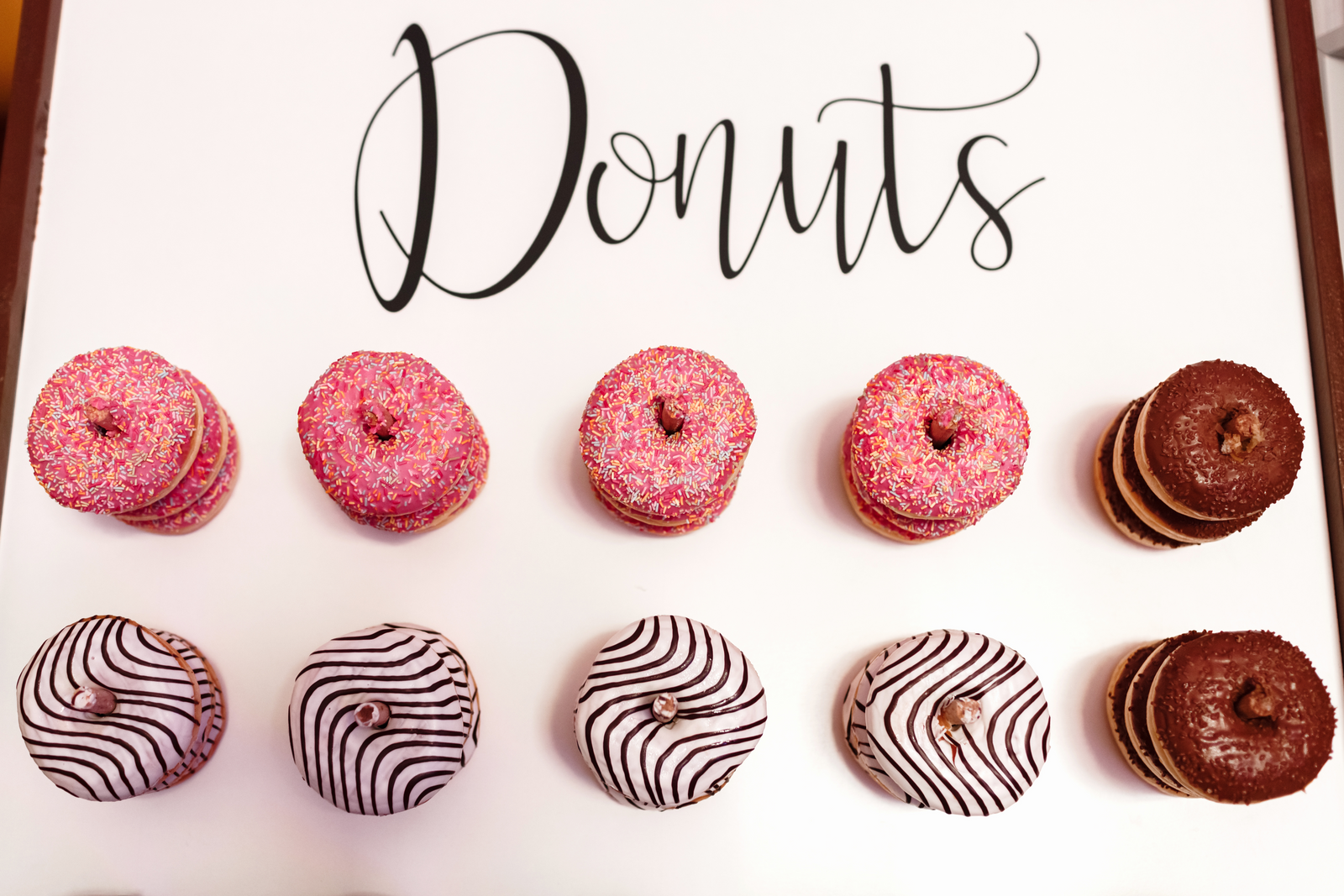 Eine Ausstellung von Donuts mit der Aufschrift „Donuts“.