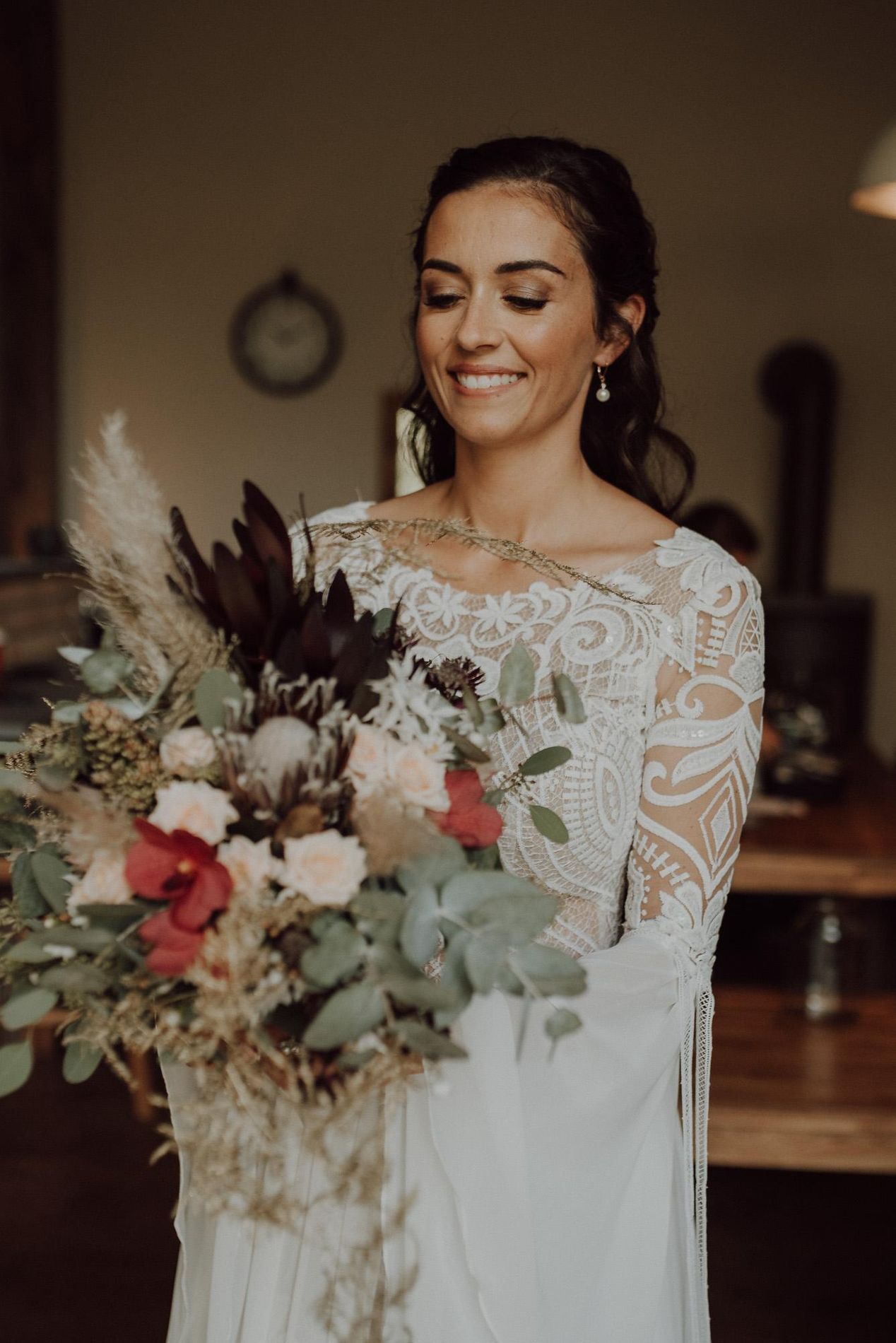 Eine Braut mit großem Vintage Blumenstrauß