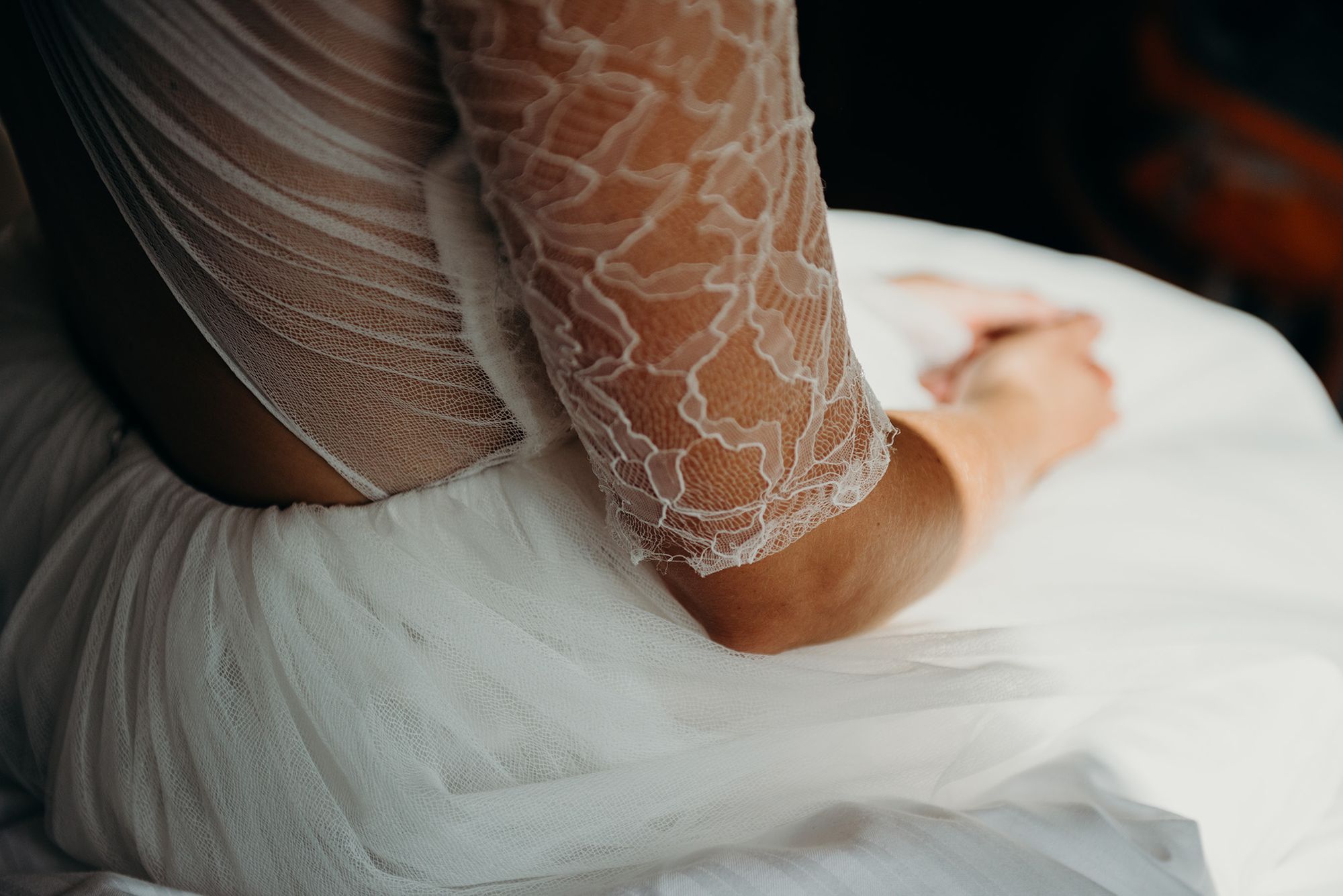 Ein Brautkleid mit zarter Spitze und Tüll