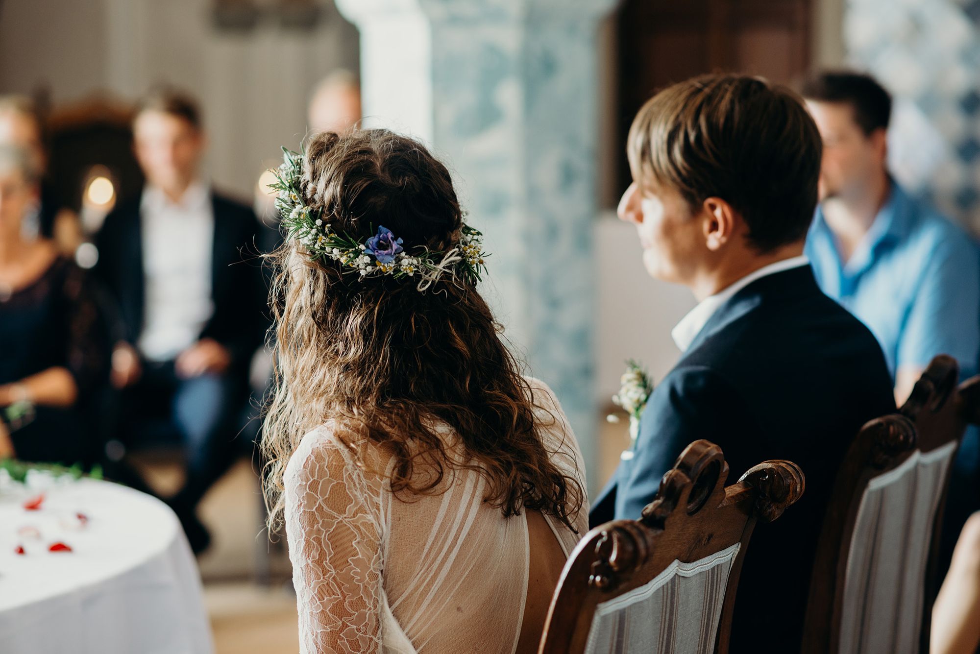 Eine Braut und ein Bräutigam schauen sich während ihrer Hochzeitszeremonie an.