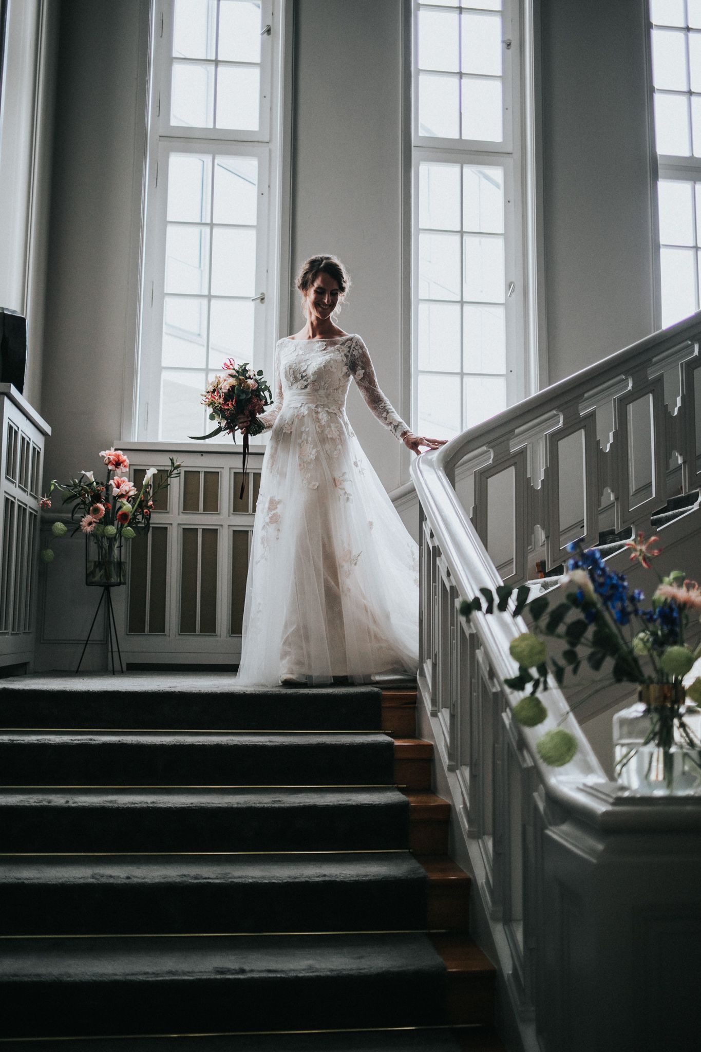Wedding Wand: Braut schreitet eine Treppe herunter