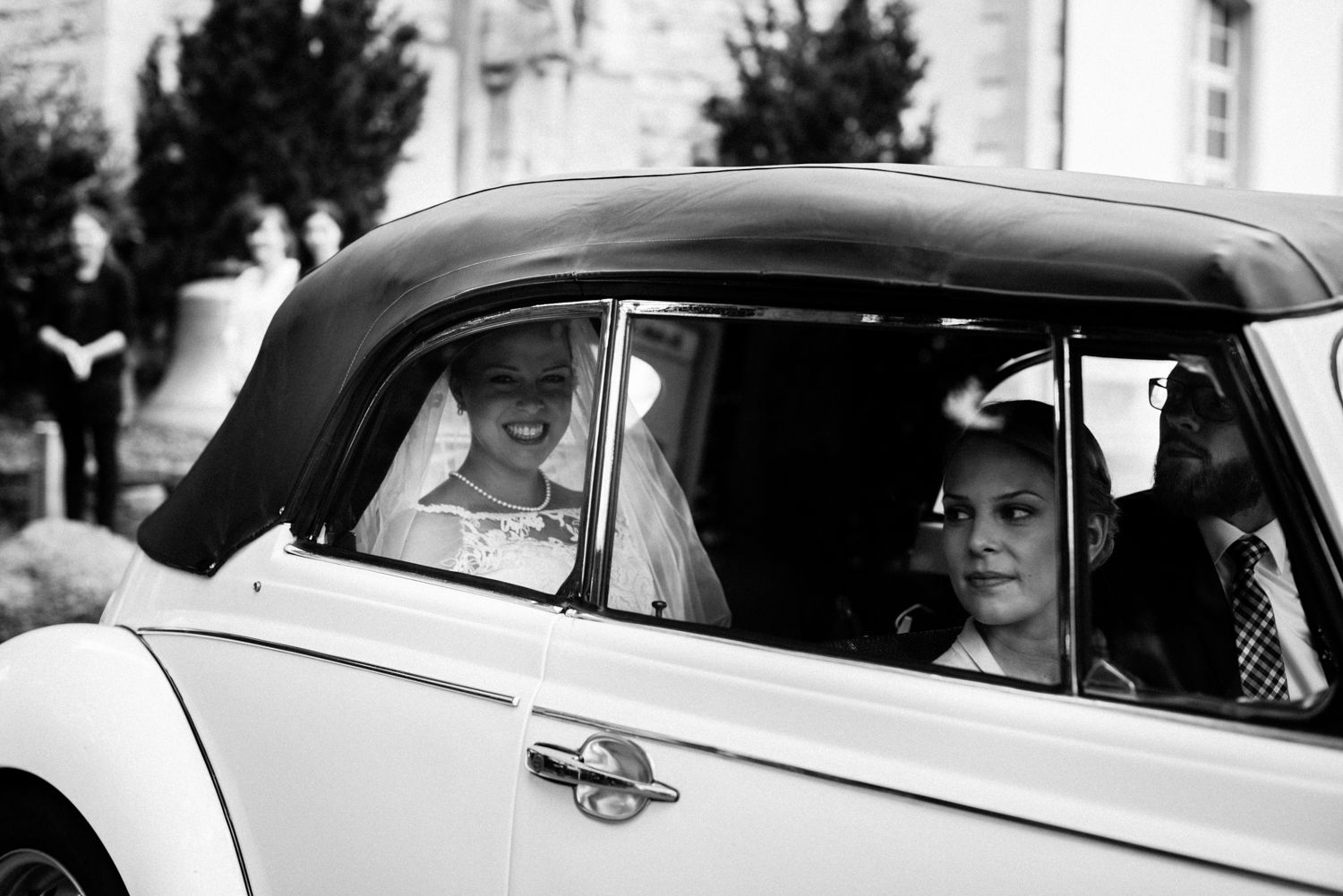 Braut am Hochzeitstag im Auto