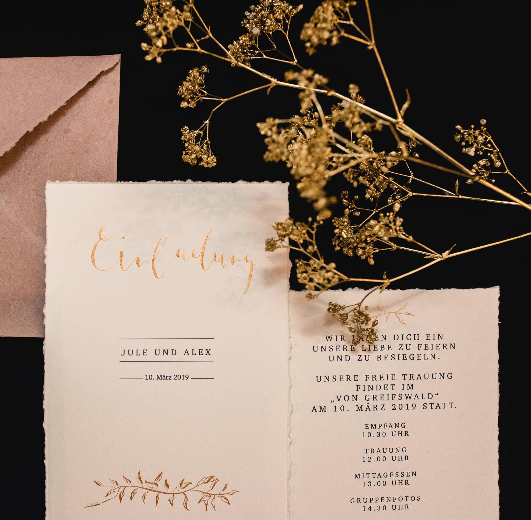 Vintage Hochzeitseinladung mit goldener Schrift