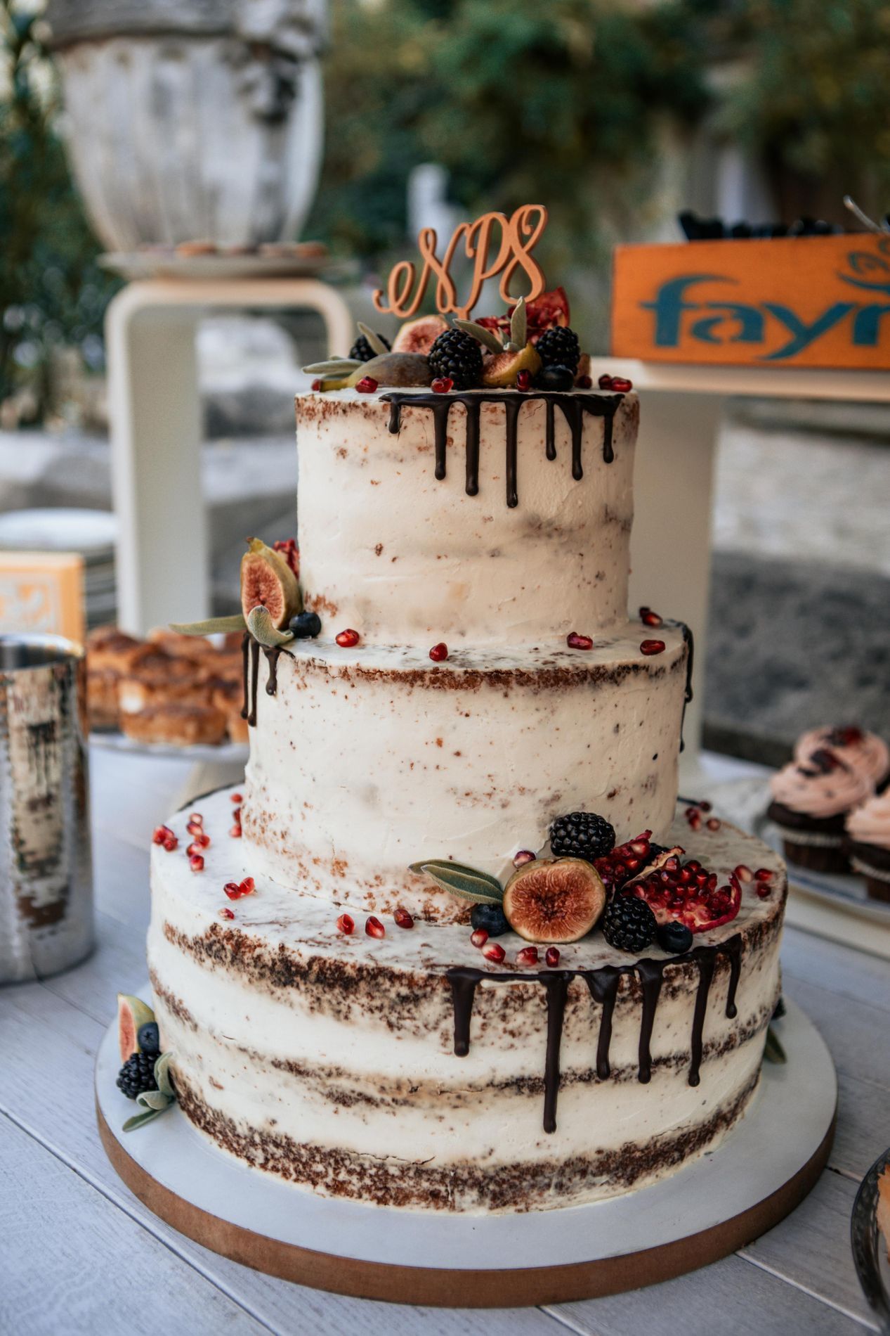 Eine Vintage Naked Cake Hochzeitstorte