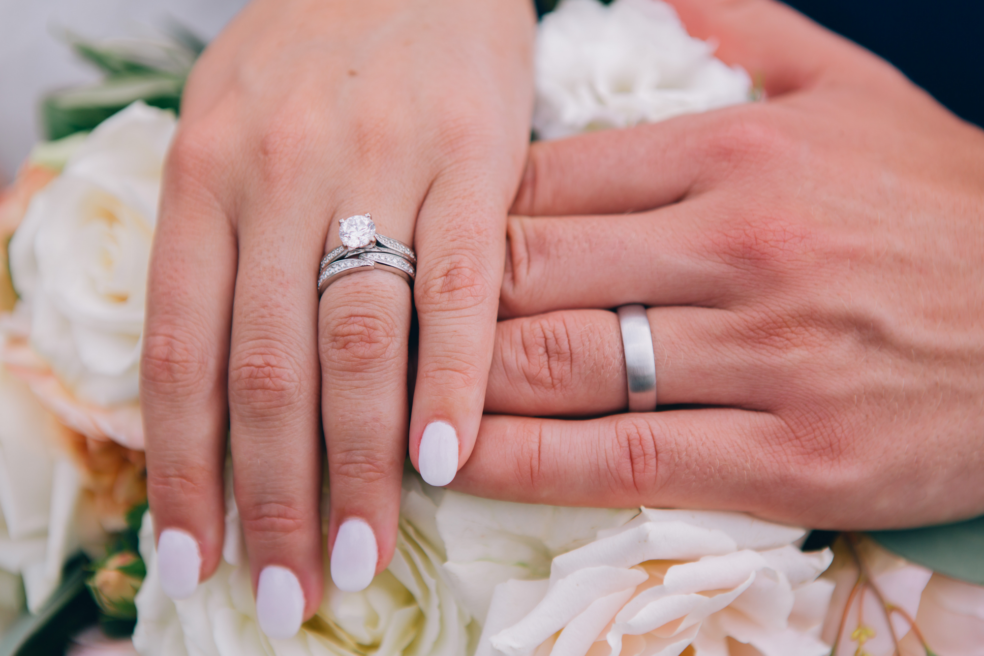 Die Braut trägt weiße Nägel.