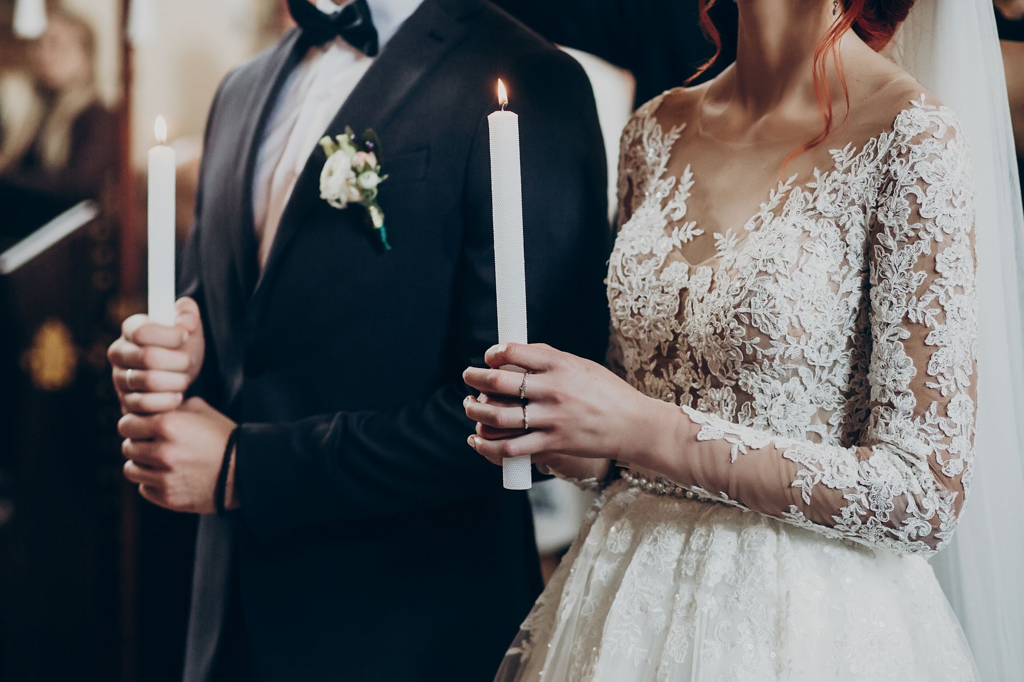 Das Hochzeits Outfit des Bräutigams sollte bestens zu dem seiner Braut passen.