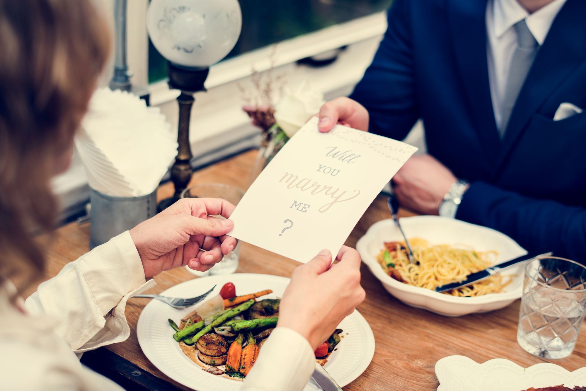 Verlobung in einem Restaurant