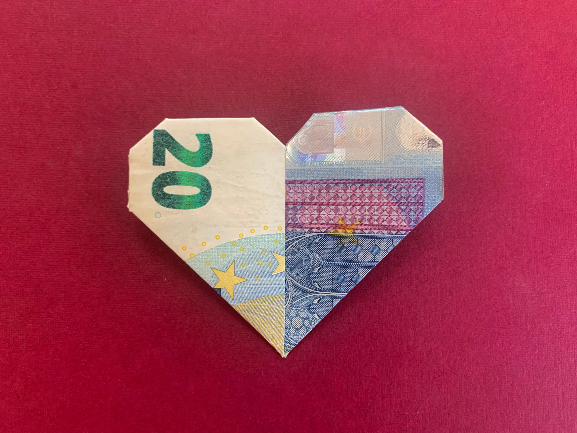 Ein Origami-Herz aus einem 20-Euro-Schein.