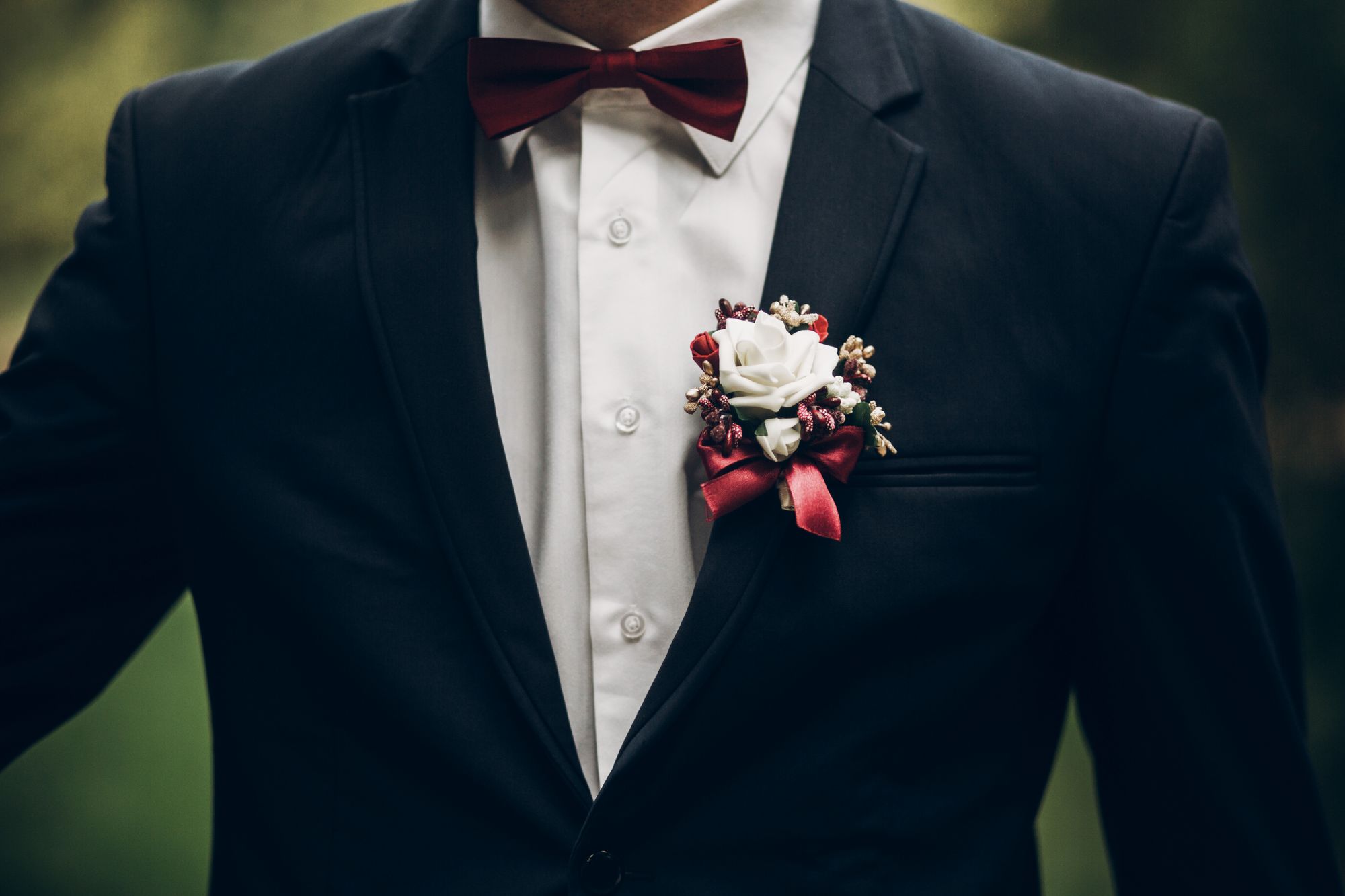 Bräutigam mit Blumenschmuck auf einer Hochzeit