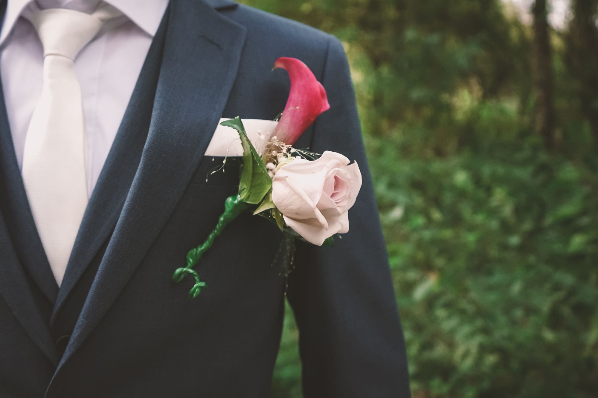 Bräutigam trägt eine Ansteckblume auf der Hochzeit
