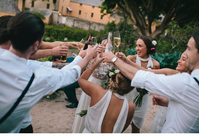 Eine Gruppe von Menschen prostet bei einer Hochzeit mit Champagner an.