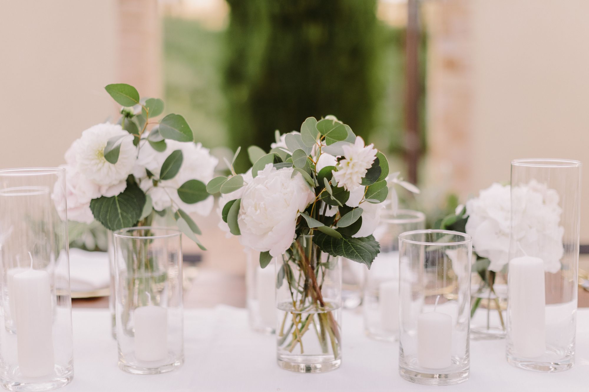 Helle Tischdeko mit weißen Rosen