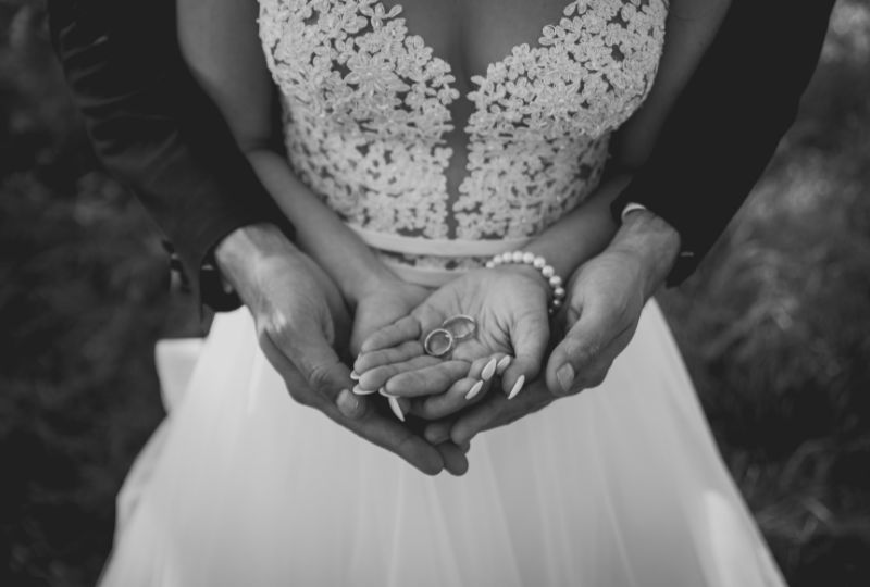 Die Braut hält die Ringe.