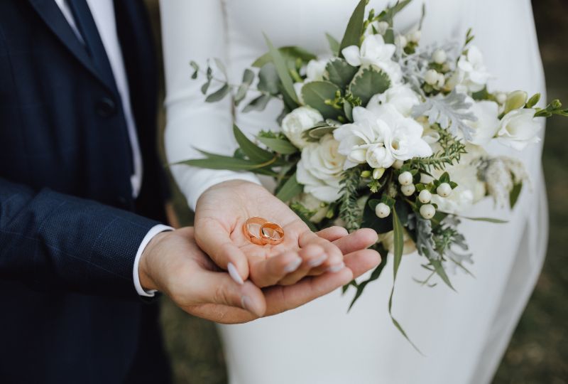 Die Ringe liegen in der Hand der Braut.