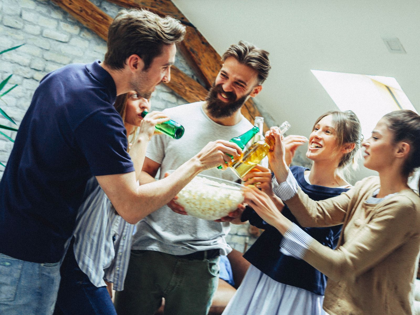 Es wird Bier und Popcorn verteilt.