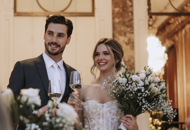 Brautpaar mit Wein zur Hochzeit