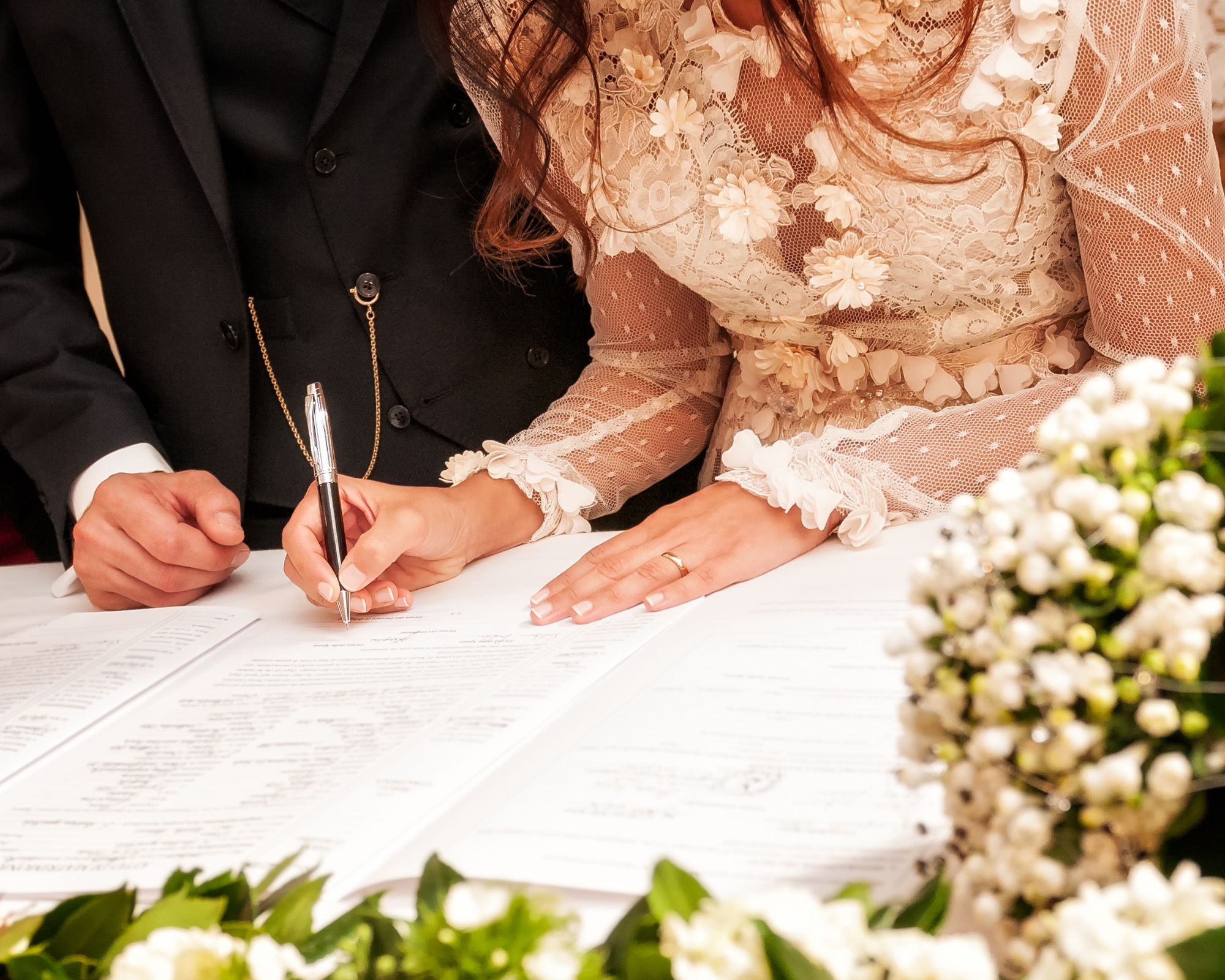 Braut und Bräutigam unterzeichnen die Namensänderung